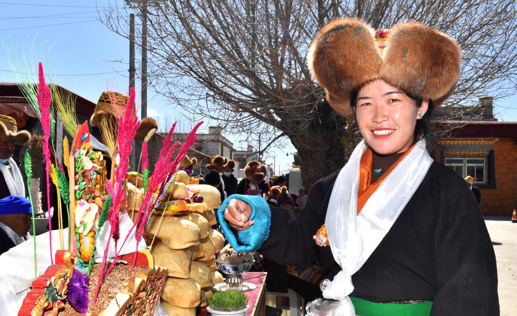 Pessoas celebram o Ano Novo Tibetano no Tibet