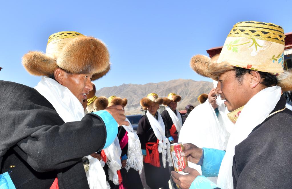 Pessoas celebram o Ano Novo Tibetano no Tibet