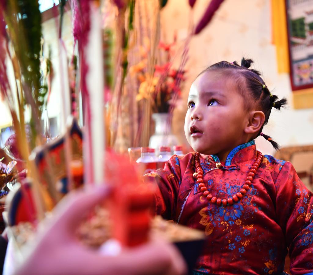 Pessoas celebram o Ano Novo Tibetano no Tibet