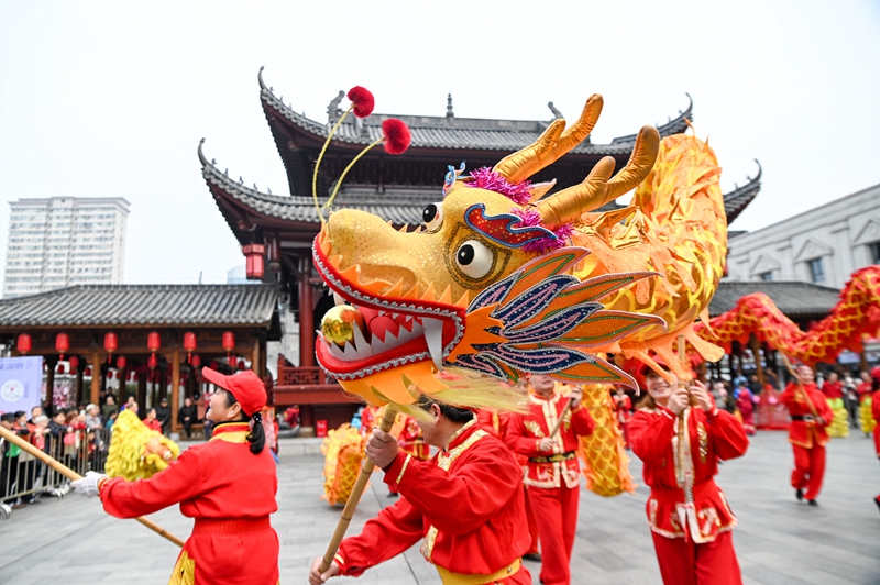 Chineses celebram o festival tradicional Longtaitou