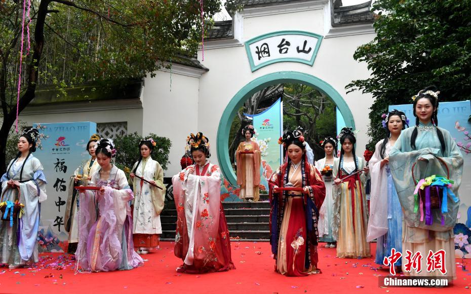 Meninas trajadas com “Hanfu” celebram Festival de Flores