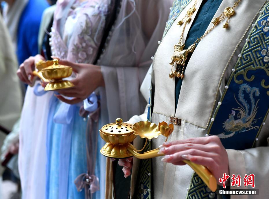 Meninas trajadas com “Hanfu” celebram Festival de Flores