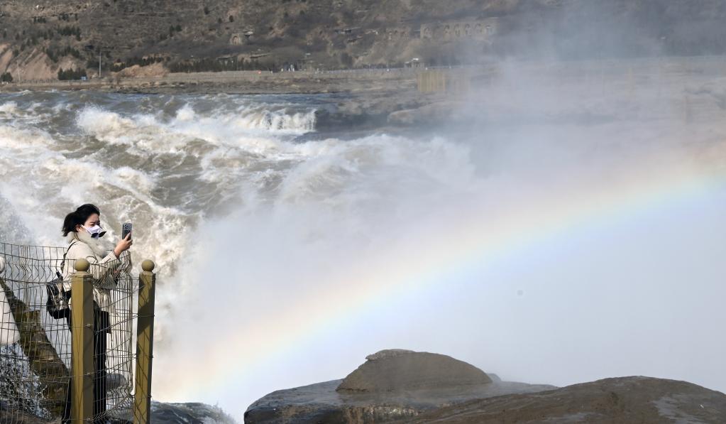 Turistas apreciam paisagem da Cachoeira Hukou, em Shaanxi