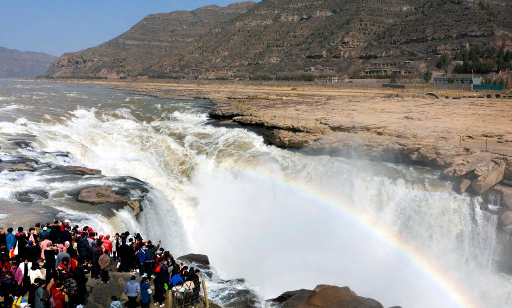 Turistas apreciam paisagem da Cachoeira Hukou, em Shaanxi