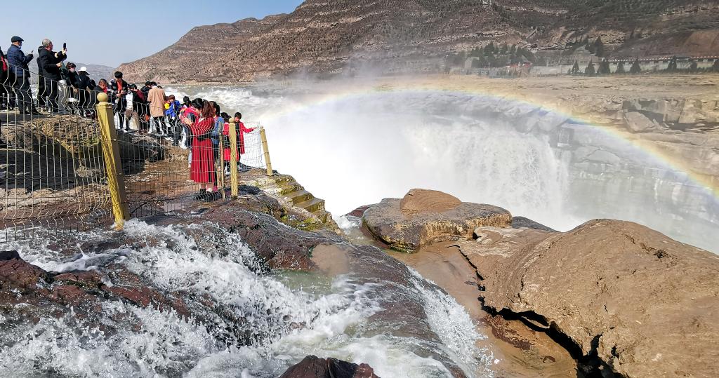 Turistas apreciam paisagem da Cachoeira Hukou, em Shaanxi