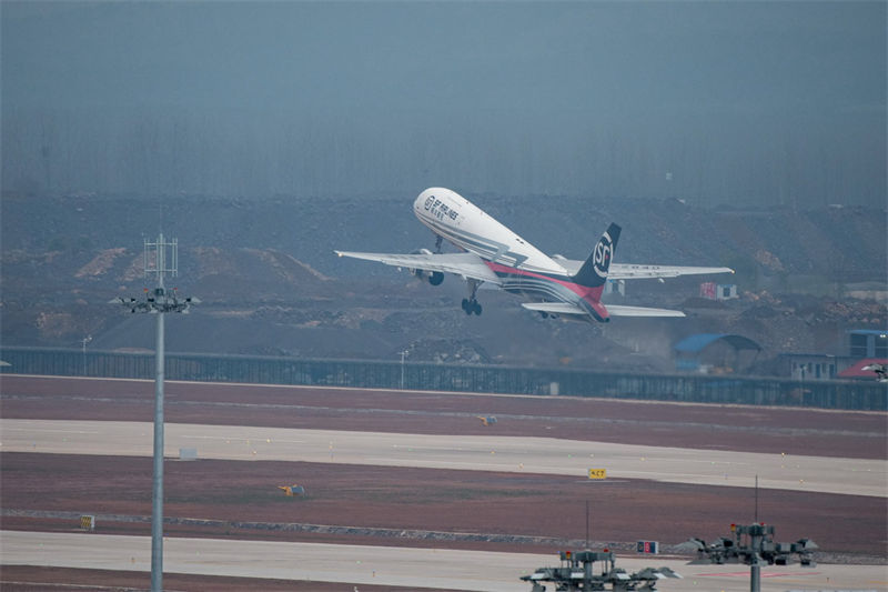 Primeiro aeroporto de carga da China completa teste de voo do cargueiro aéreo