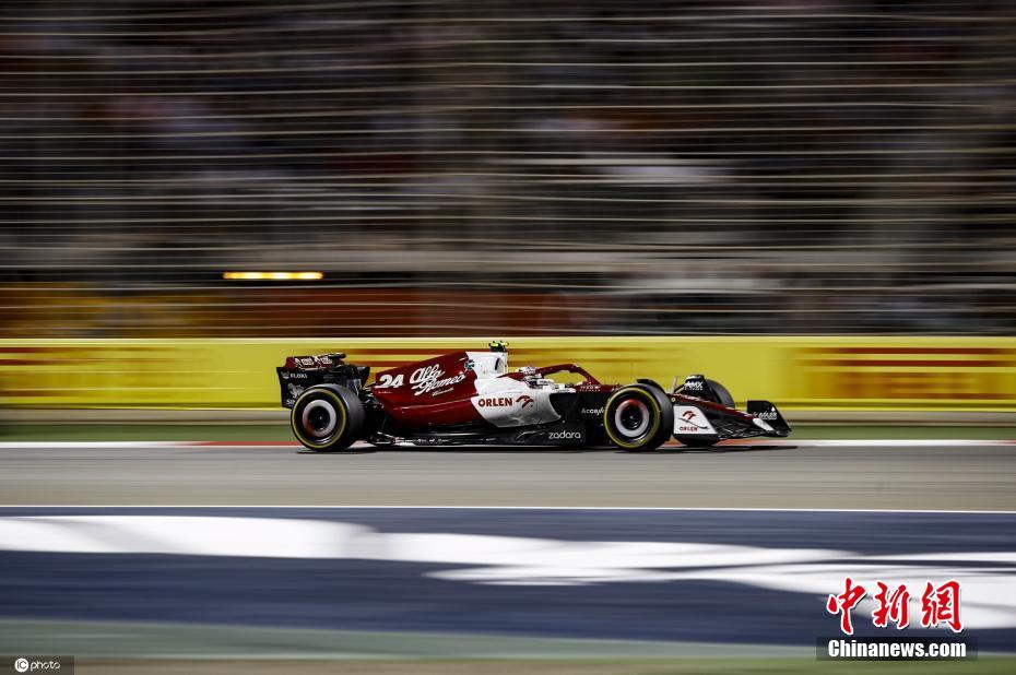 Piloto chinês Zhou Guanyu conquista ponto em estreia na F1