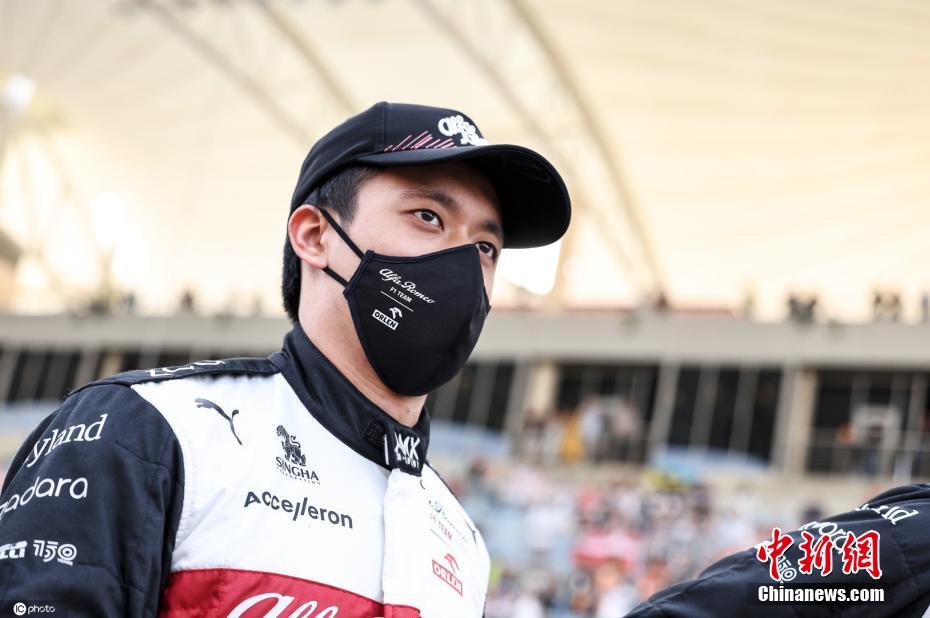 Piloto chinês Zhou Guanyu conquista ponto em estreia na F1