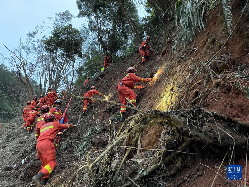 Trabalho de resgate continua após queda de avião de passageiros na China