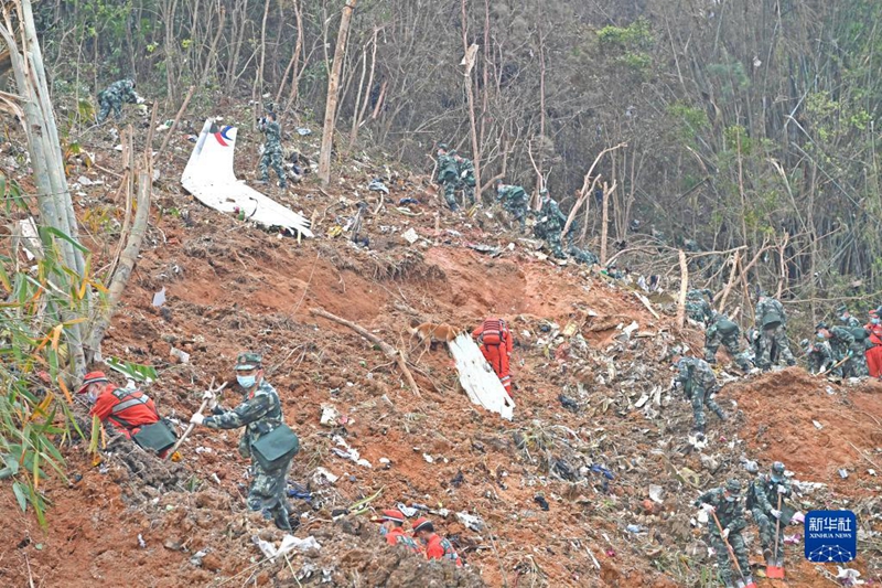 Trabalho de resgate continua após queda de avião de passageiros na China