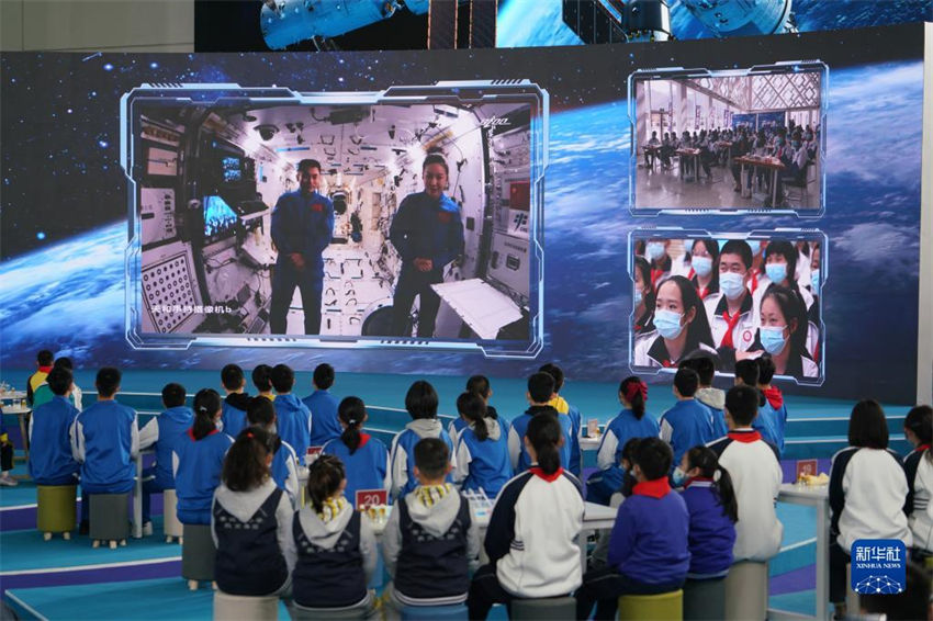 Astronautas chineses dão segunda aula em estação espacial