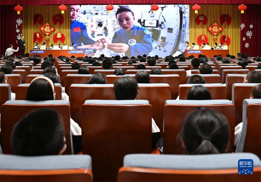 Astronautas chineses dão segunda aula em estação espacial