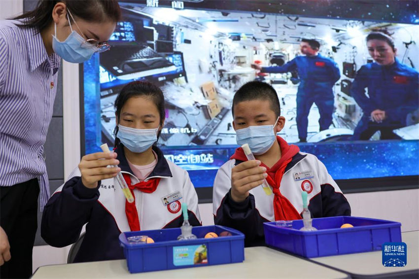 Astronautas chineses dão segunda aula em estação espacial