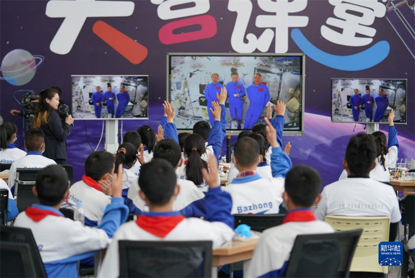 Astronautas chineses dão segunda aula em estação espacial