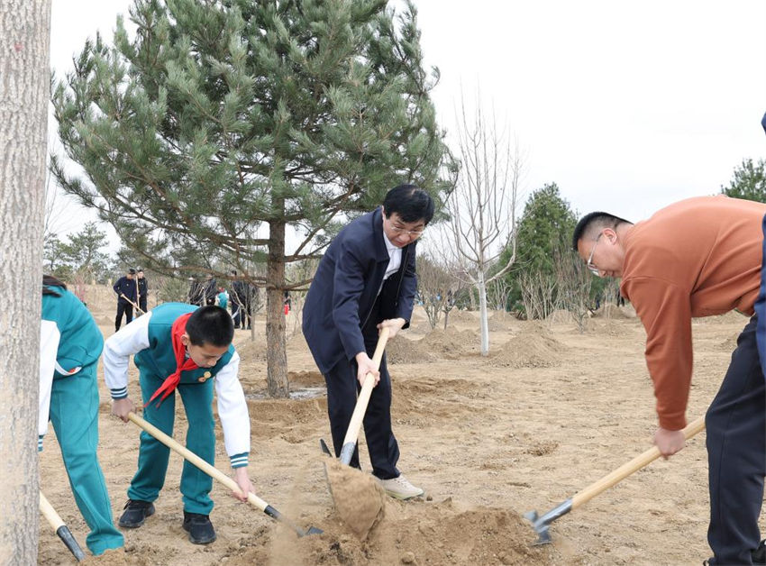 Xi Jinping planta árvores pelo 10º ano como o mais alto líder