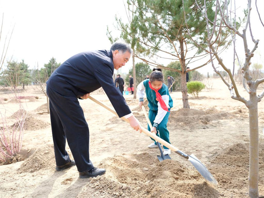 Xi Jinping planta árvores pelo 10º ano como o mais alto líder