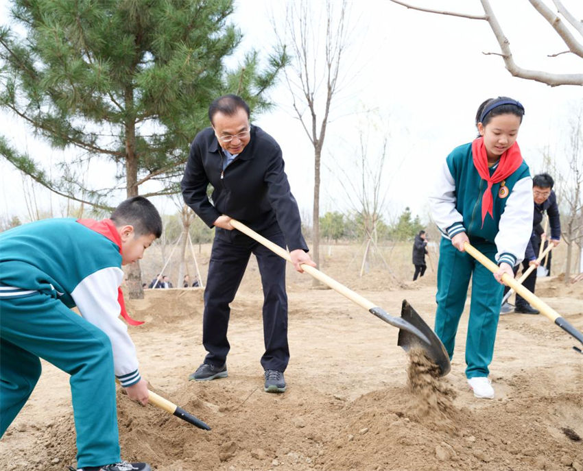 Xi Jinping planta árvores pelo 10º ano como o mais alto líder