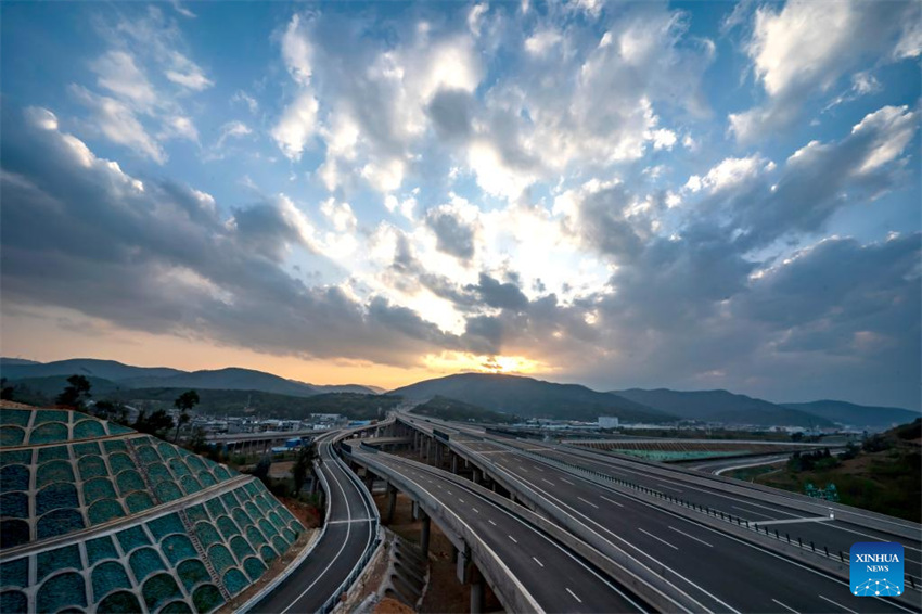 Nova via expressa Chuxiong-Dali foi aberta ao tráfego em Yunnan