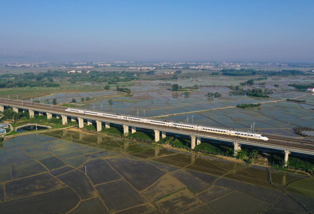 Galeria: Trem de alta velocidade passa em ponte sobre campos em Guangxi