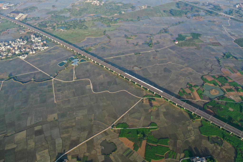 Galeria: Trem de alta velocidade passa em ponte sobre campos em Guangxi