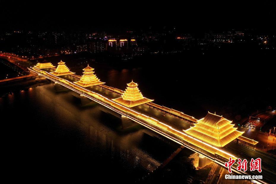 Vista noturna da primeira ponte rodoferroviária de Guangxi