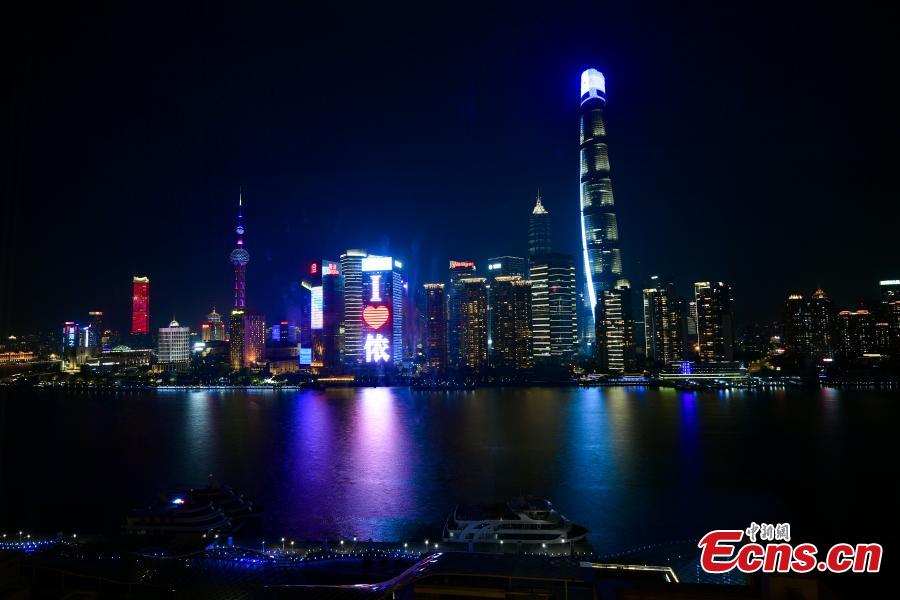 Shanghai realiza show de luzes para apoiar esforços antiepidêmicos