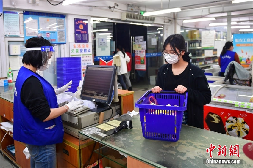 Shanghai reduz nível de restrições para algumas comunidades em confinamento