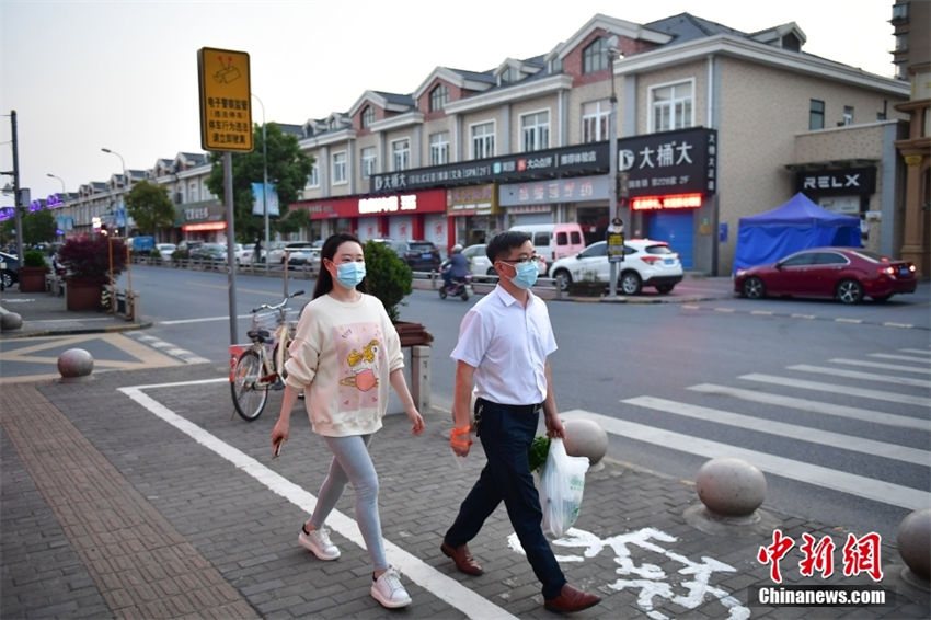 Shanghai reduz nível de restrições para algumas comunidades em confinamento