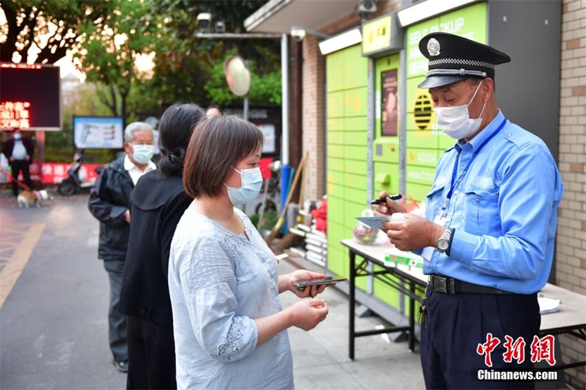 Shanghai reduz nível de restrições para algumas comunidades em confinamento