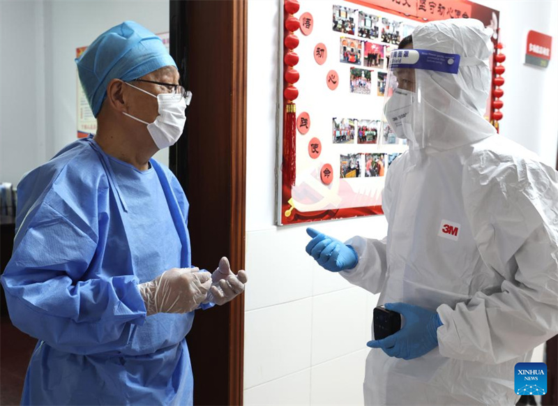 Voluntário de 78 anos trabalha na linha de frente da luta de Shanghai contra Covid-19