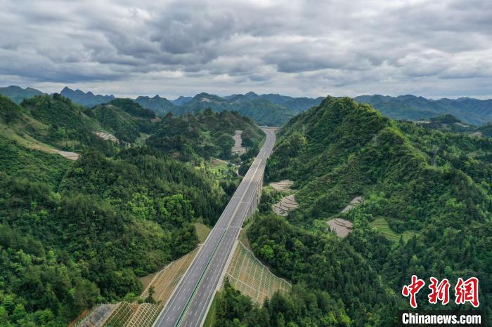 Fotografia aérea do trecho de expansão da Rodovia Nacional de Lanhai