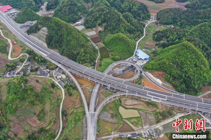 Fotografia aérea do trecho de expansão da Rodovia Nacional de Lanhai