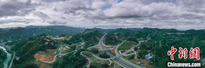 Fotografia aérea do trecho de expansão da Rodovia Nacional de Lanhai