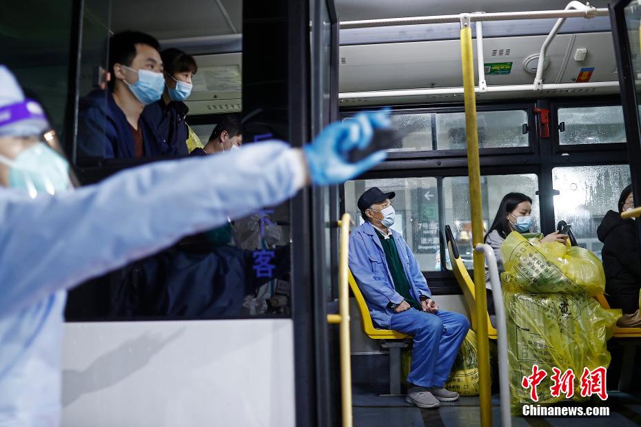 Primeiros 322 pacientes recebem alta do hospital de campanha do Centro Nacional de Exposições de Shanghai