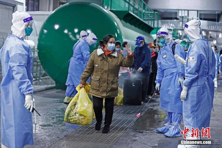 Primeiros 322 pacientes recebem alta do hospital de campanha do Centro Nacional de Exposições de Shanghai