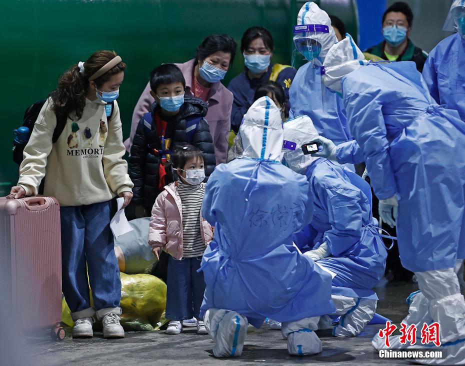 Primeiros 322 pacientes recebem alta do hospital de campanha do Centro Nacional de Exposições de Shanghai