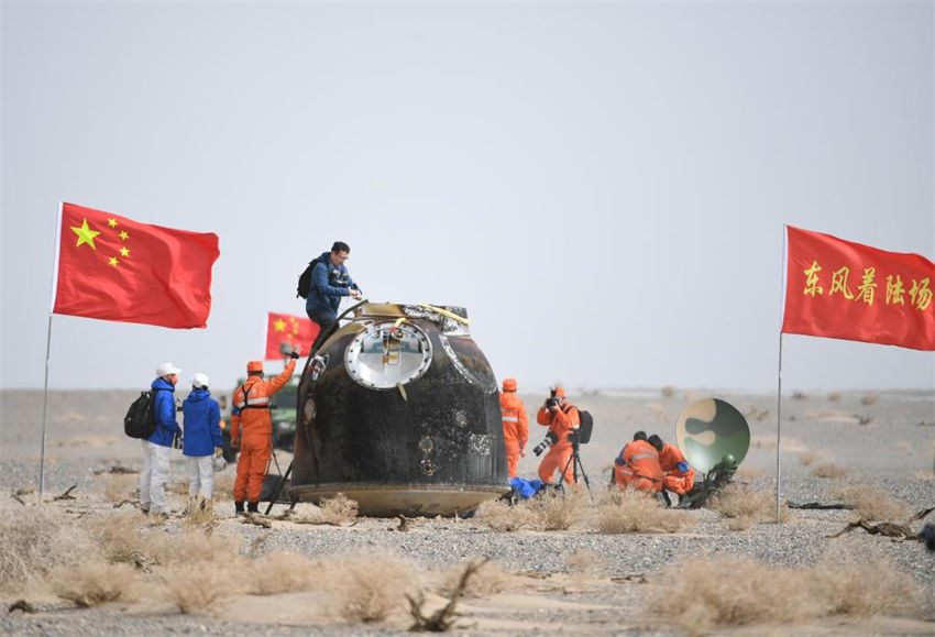 Astronautas da Shenzhou-13 pousam em segurança