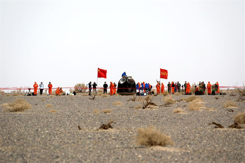 Astronautas da Shenzhou-13 pousam em segurança