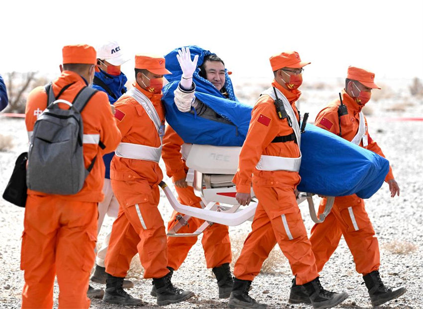 Astronautas chineses retornam depois da missão de seis meses na estação espacial