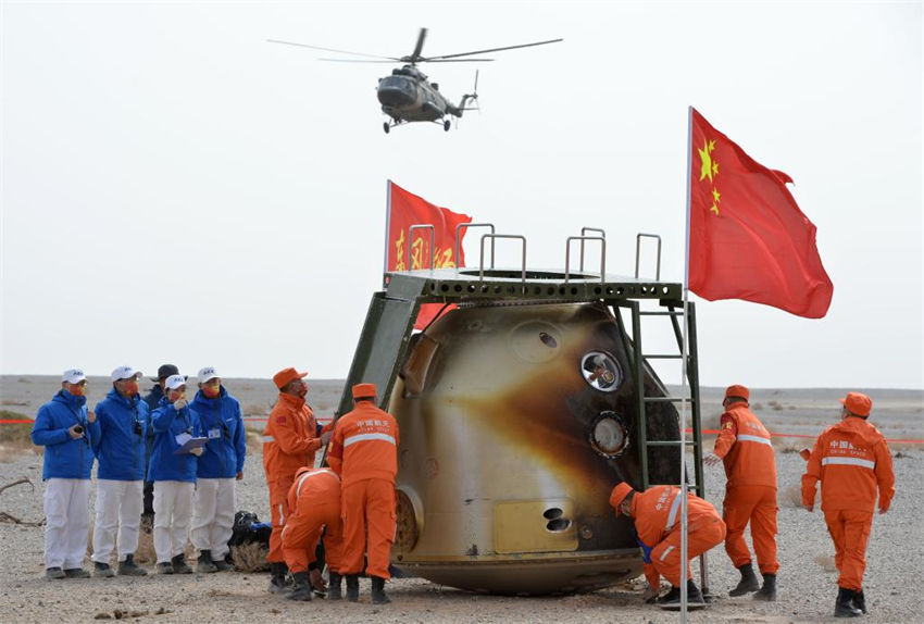 Astronautas chineses retornam depois da missão de seis meses na estação espacial