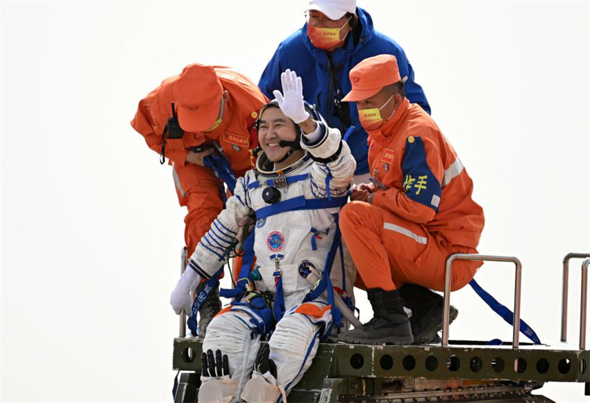 Astronautas chineses retornam depois da missão de seis meses na estação espacial