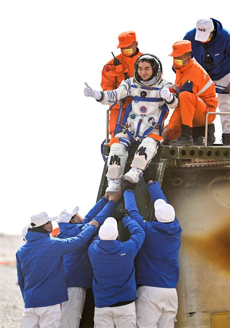 Astronautas chineses retornam depois da missão de seis meses na estação espacial