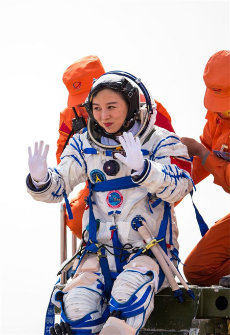 Astronautas chineses retornam depois da missão de seis meses na estação espacial