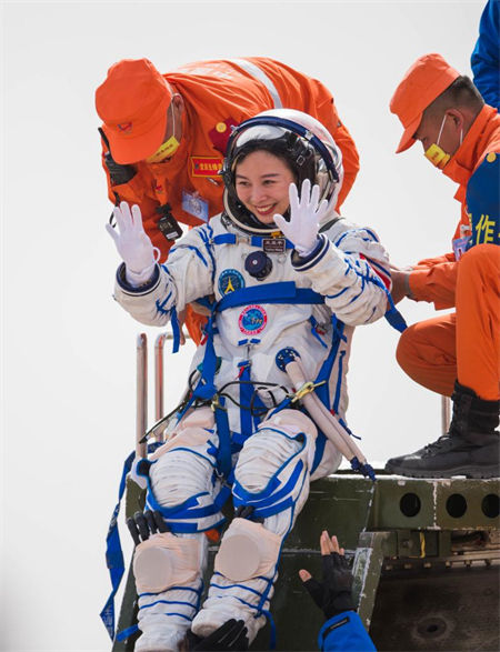 Astronautas chineses retornam depois da missão de seis meses na estação espacial