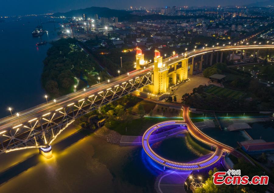 Passarela de vidro decora paisagem urbana de Nanjing