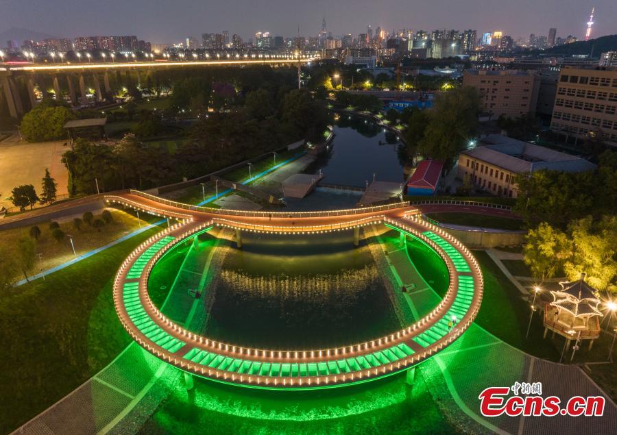 Passarela de vidro decora paisagem urbana de Nanjing