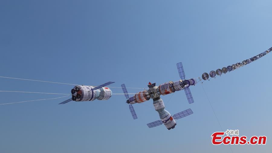 Pipas temáticas da estação espacial chinesa dá as boas-vindas a três astronautas