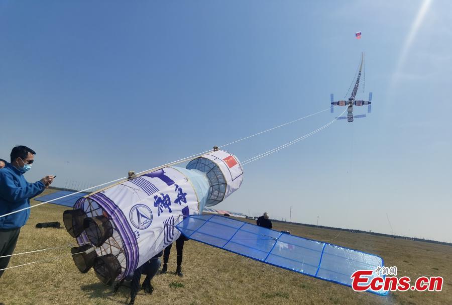 Pipas temáticas da estação espacial chinesa dá as boas-vindas a três astronautas