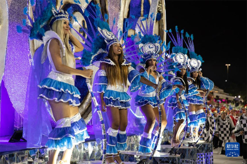 Brasil: desfile de carnaval é realizado fora de época no Sambódromo do Rio de Janeiro