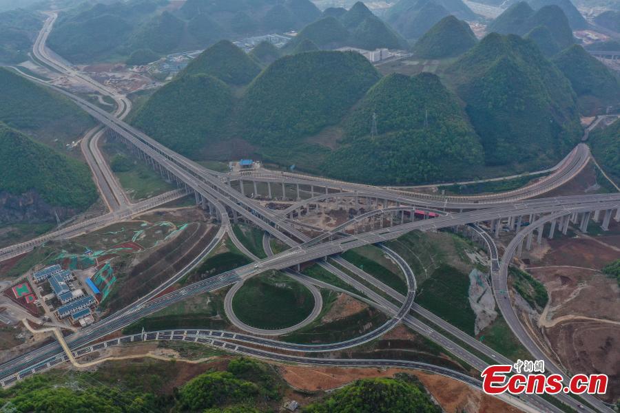 Via expressa está aberta ao tráfego em Guizhou, sudoeste da China